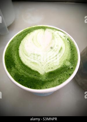 Matcha Latte mit Mandelmilch auf weißem Hintergrund Stockfoto
