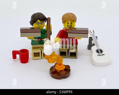 LEGO Minifiguren Toasten von Sumpftieren und machen S’mores, die mit graham Crackern, Schokolade Bonbon Bar und Marshallow gemacht wird. Stockfoto