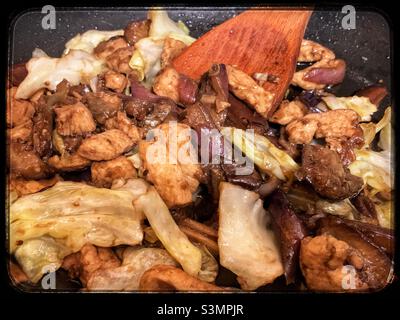 Sautierte Hühner mit Auberginen und Taiwaneskohl. Stockfoto