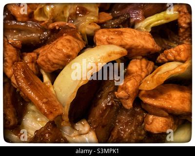 Sautierte Hühner mit Auberginen und Taiwaneskohl. Stockfoto