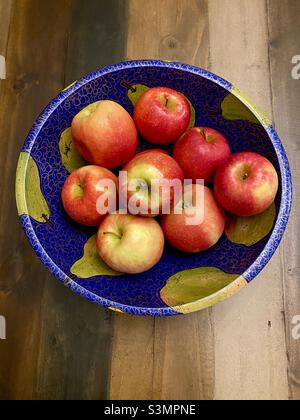 9 Rote Äpfel in einer Schüssel. Stockfoto
