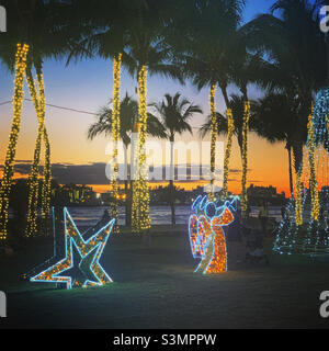 Dezember 2021, Weihnachtsbeleuchtung bei Sonnenuntergang, South Pointe Park, South Beach, Miami Beach, Florida, Usa, Nordamerika Stockfoto