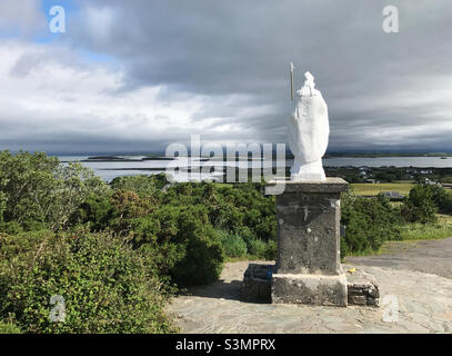 Die Statue des Heiligen Patrick wurde 1928 auf dem Croagh Patrick Mountain errichtet und blickt auf Clew Bay. Stockfoto