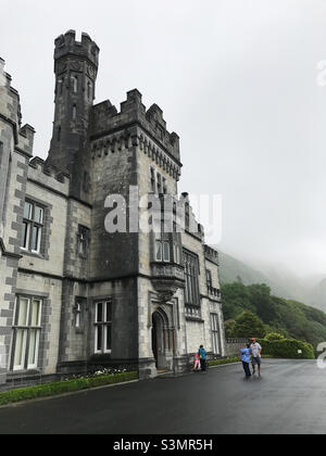 Kylemore Abbey ist ein Benediktinerkloster, das 1920 auf dem Gelände des Kylemore Castle gegründet wurde. Irland. Stockfoto