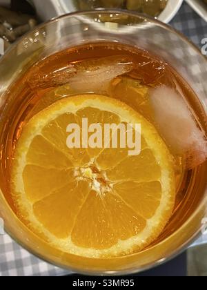 Сocktail aperol Spritz mit einer Scheibe Orange, Draufsicht, flach Stockfoto