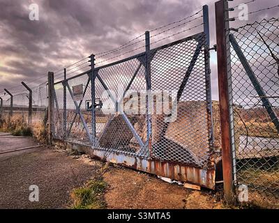 ‘für immer verschwunden’ Sicherheitstore und Drahtzaun umgeben Land, das einst das Zuhause von Hunderten von Arbeitsplätzen und einer florierenden Gemeinschaft war Stockfoto