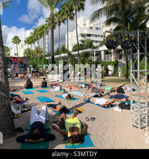 Dezember 2021, Morgenyogakurs, Kimpton Surfcomber Hotel, South Beach, Miami Beach, Florida, Usa, Nordamerika Stockfoto
