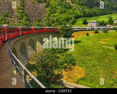 BERNINA Express auf dem Brusio Spiralviadukt, Schweiz Stockfoto