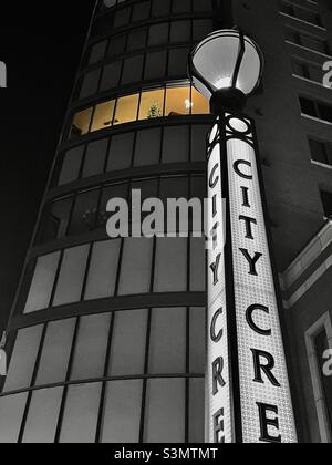 Blick auf ein Bürogebäude, neben dem City Creek Center in der Innenstadt von SLC, Utah während der Feiertage. Mehrere Stockwerke hoch sind ein paar beleuchtete Fenster mit geschmückten Weihnachtsbäumen zu sehen. Stockfoto