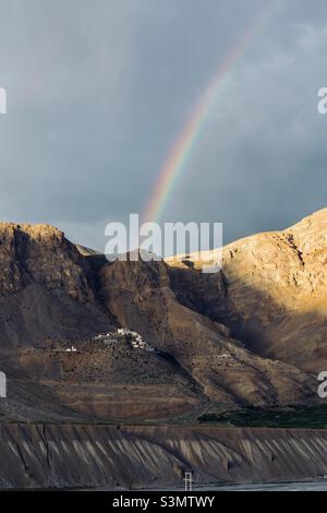 Regenbogen erschien über dem Ki-Kloster im Spiti-Tal, Himachal Pradesh, Indien Stockfoto