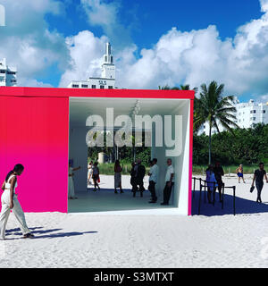 4. Dezember 2021, 55 Sunrises Installation von Sho Shibuya präsentiert von Saint Laurent am Strand in der 17th Street für die Art Basel Miami, South Beach, Miami Beach, Florida, USA, Nordamerika Stockfoto