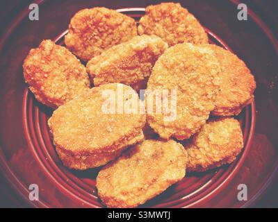 Putennuggets in einer roten Schale. Stockfoto