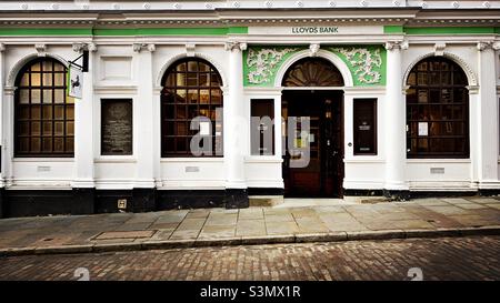 Die Fassade der Lloyds Bank an der Guildford High Street in Surrey Januar 2022. Stockfoto