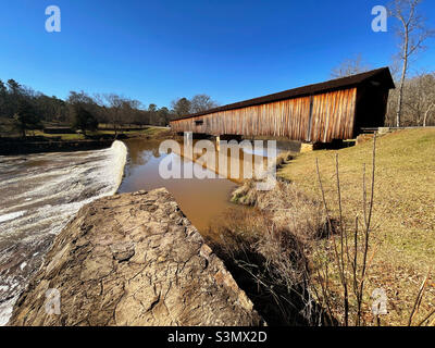 Watson Mill Bridge und der South Fork River in Comer Georgia USA. Stockfoto