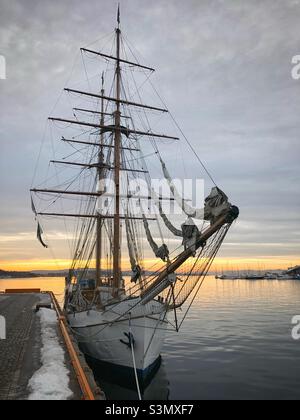 „Legend“ ist ein Segel- und Motorschiff, das 1915 in Schweningen in den Niederlanden für Fischerei und Handel gebaut wurde und heute ein Abenteuerboot mit Sitz in Oslo, Norwegen, ist. Stockfoto