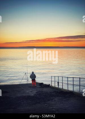 Der einstöckige Fischer am Strand von Penarth bei Sonnenaufgang, South Wales, Januar. Stockfoto