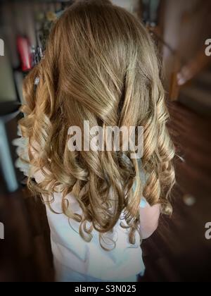 Kleines Blondes Mädchen Mit Locken Stockfoto