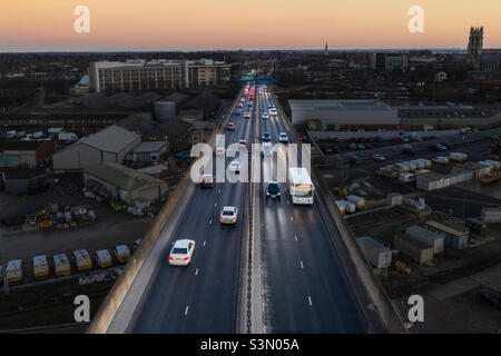 Luftaufnahme einer geschäftigen Stadt mit zweispurigen Straßen- oder Autobahnüberführung bei Nacht Stockfoto
