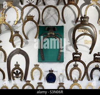 Ein Teil der Hufeisensammlung in Oakham Castle, einschließlich der von Königin Elizabeth und dem Prinzregenten, später George IV., präsentierten Hufeisen Stockfoto