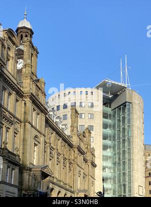 Teil des City Square, Leeds, mit dem ehemaligen General Post Office (1896) und No 1 City Square (1998). Weitere Gebäude in der Nähe sind die Mill Hill Chapel, das Queen’s Hotel und das ehemalige Majestic Cinema. Stockfoto