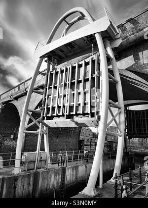 ‘Black & White Barrage’ der Ouseburn Barrage in Newcastle upon Tyne Stockfoto