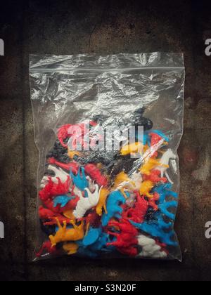 Plastiktiere Spielzeug in Plastiktüte Stockfoto