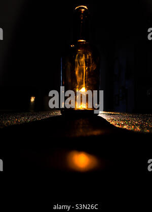 Leere Flasche auf dunklem Hintergrund Stockfoto