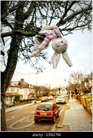 Spielzeug Kaninchen hängen von einem Baum Ast Stockfoto