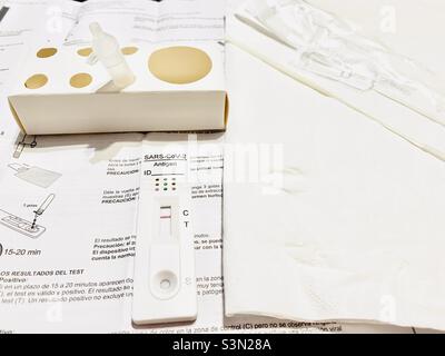 Negatives Covid-19-Antigentestergebnis. Führen Sie zu Hause einen schnellen Covid-Antigentest durch. SARS-Cov-2 Pandemiekonzept. Stockfoto