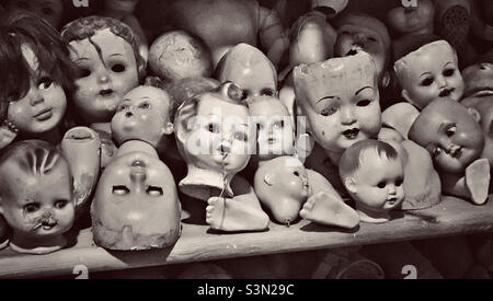 Eine Sammlung von Dolly’s Heads - Ersatzteilen, die verwendet werden können, um beschädigte oder beschädigte Puppen zu reparieren und einem Liebling aus der Kindheit neues Leben einzuhauchen. Foto ©️ COLIN HOSKINS. Stockfoto