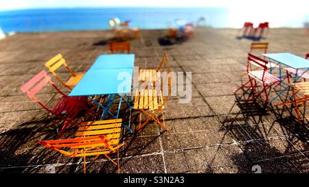 Farbenfrohe Tische und Stühle im Freien auf dem Dach des Pavillons De La Warr Stockfoto