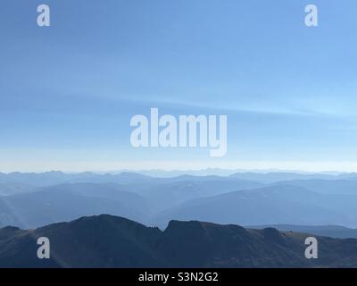 Geschichtete Bergaussicht mit Notch Mountain im Vordergrund im Sommer, Colorado, USA Stockfoto