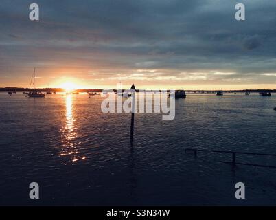 Sonnenuntergang über dem Fluss Deben in Bawdsey, Suffolk, Großbritannien Stockfoto