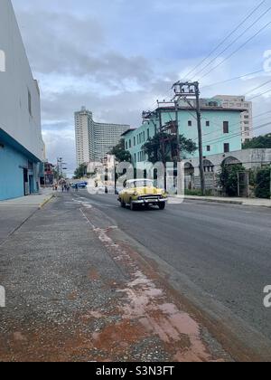 M Straße in Vedado, Havanna, Kuba. Für Oldtimer, die als Taxis arbeiten, gibt es häufig Routen. Aufgenommen auf der Rückseite des Havana Libre Hotels. Stockfoto