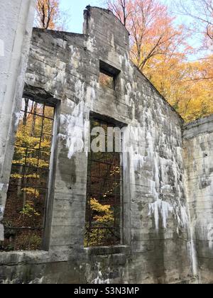 Dies sind die spektakulären Carbide Wilson Ruinen im Gatineau Park Quebec, Kanada. Stockfoto