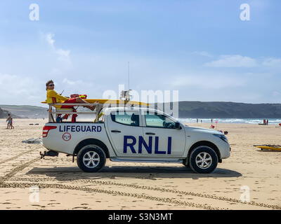 RNLI-Rettungsschwimmer am Perranporth-Strand in Cornwall Stockfoto