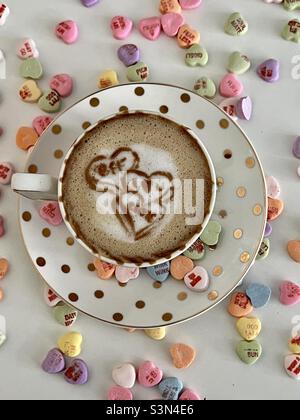 Candy Heart Latte Art mit Candy Hearts zum Valentinstag Stockfoto