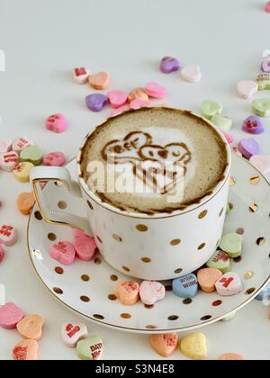 Bunte Süßigkeiten Herzen rund Valentinstag Latte Kunst Stockfoto