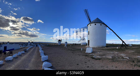 Windmühlen, Panoramabild. Campo de Criptana, Provinz Ciudad Real, Castilla La Mancha, Spanien Stockfoto