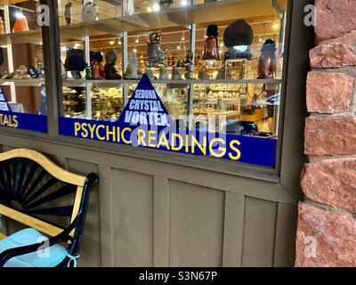 Ein Geschäft in Sedona, AZ, das psychische Lesungen im Sedona-Kristallwirbel anbietet Stockfoto