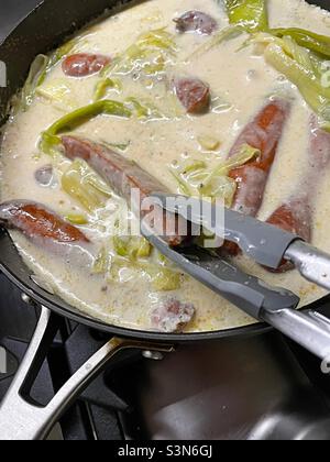 Knaller und Maische werden in einer Senf-Sahnesauce mit Lauch serviert, 2022, USA Stockfoto