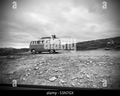 Vintage VW Camper Van Split Screen Schwarzweiß Stockfoto