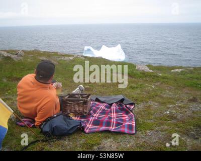 Picknick am Ferryland Lighthouse mit Blick auf einen Eisberg. Stockfoto