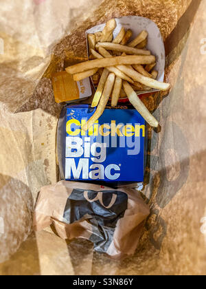 McDonald's Hähnchen Big Mac Burger Mahlzeit mit Pommes frites Stockfoto