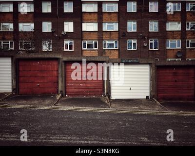 Heruntergekommenen Wohnblocks und Wohnungen mit Garagen in den Seitenstraßen des Nordens von England Stockfoto