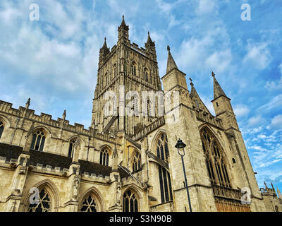 Die Außenansicht der Gloucester Cathedral in Südengland, Großbritannien. Sichtbar ist der Turm von 225ft und das südliche Querschiff. In der Gloucester Cathedral befindet sich das Grab von König Edward II. Foto ©️ COLIN HOSKINS. Stockfoto