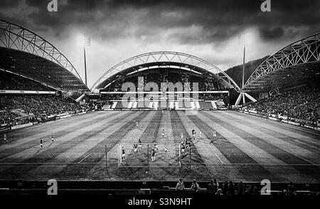 ‘Die Magie des Cups’ die düsteren, nassen und windigen Bedingungen halten Tausende nicht davon ab, ihre Unterstützung im FA Cup Spiel zwischen Huddersfield Town und Barnsley 5/2/22 (schwarz-weiß) zu zeigen Stockfoto