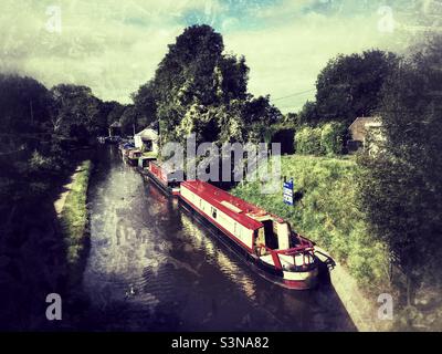 Narrowboats auf dem Brecon Monmouth Canal in Llangattock, Powys, Wales. Stockfoto
