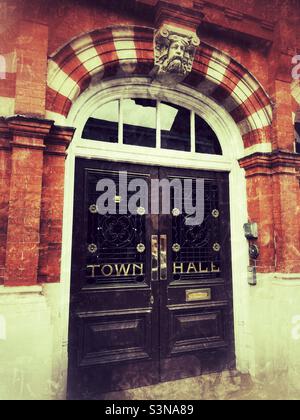 Eingang zum Rathaus von Lewes, East Sussex, England. Stockfoto