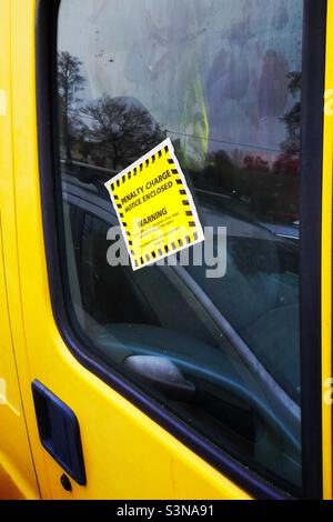 Auf dem Fahrerfenster des Transporters ist ein Hinweis auf die Geldbuße für das Parken verhängt Stockfoto